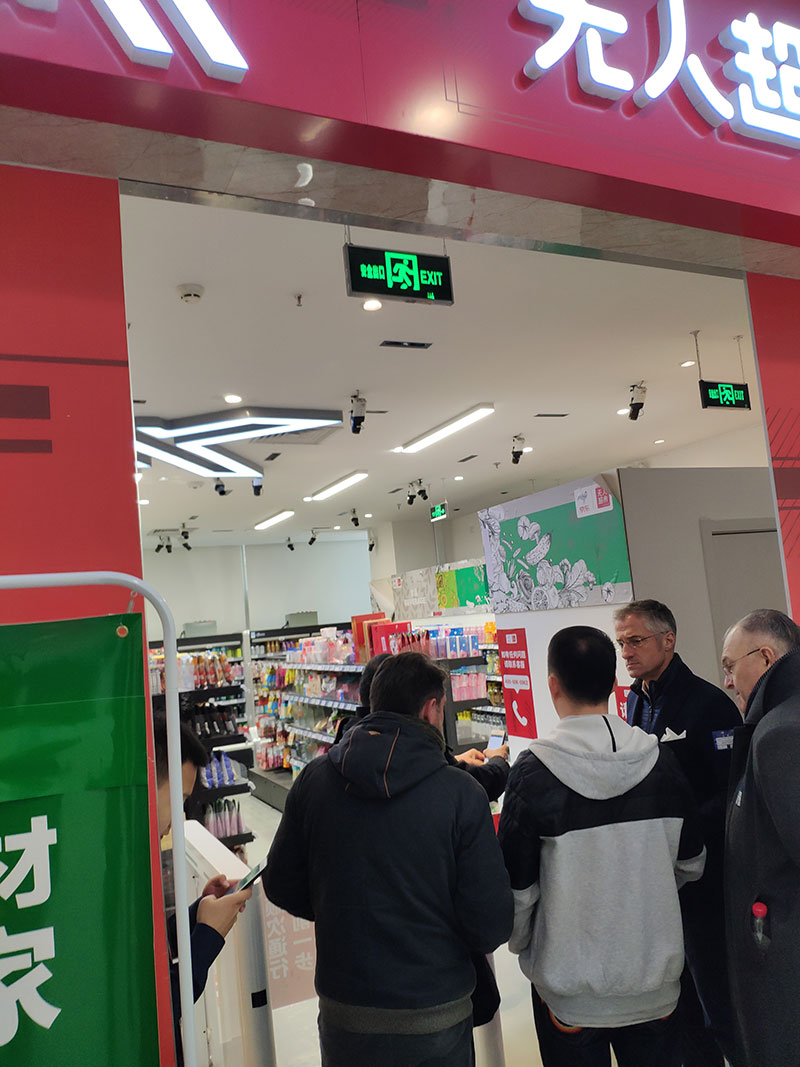 1547114125 Pescanova在易博斯特娄总的陪同下参观京东无人超市
